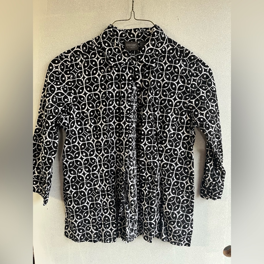 Chico's Black White print cut out eyelet button down top lightweight cotton sz2